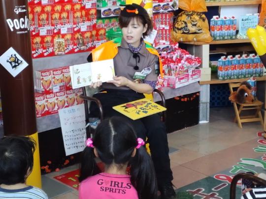 お姉さんの読み聞かせ