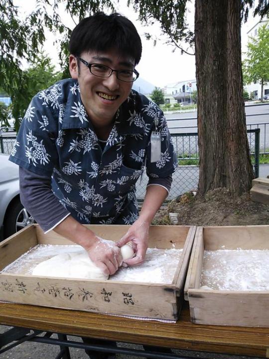 野勢プランナー笑顔で餅屋さん