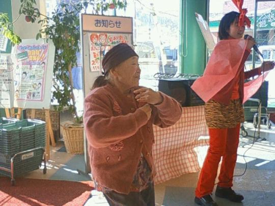 お客様が踊りを